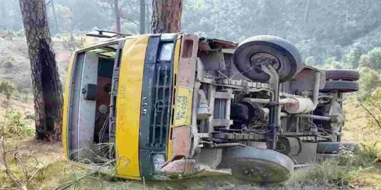 हादसा: यहां अनियंत्रित होकर गहरी खाई में गिरी स्कूल बस, दो बच्चे घायल..