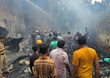 बड़ी खबर: देहरादून के रिहायशी इलाके में लगी भयंकर आग, बमुश्किल आग पर काबू पाया..