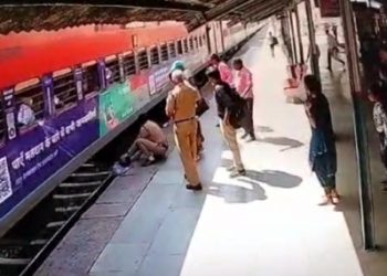 बहादुरी: यहां जीआरपी महीला कॉन्स्टेबल ने बचाई यात्री की जान, ट्रेन में चढ़ते समय हुआ हादसा..