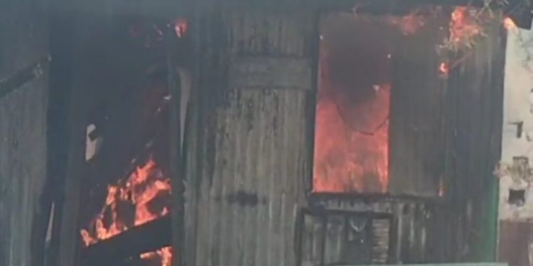 वीडियो: उत्तराखंड के जगलों में आग का कहर जारी, फैक्टरी भी चपेट में ,देखें वीडियो..