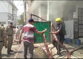 वीडियो: यहां कपड़ों के गोदाम में लगी आग, लाखों का सामान जलकर राख..