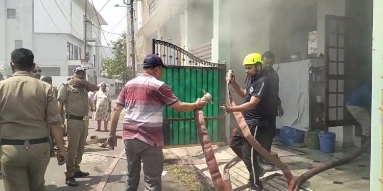 वीडियो: यहां कपड़ों के गोदाम में लगी आग, लाखों का सामान जलकर राख..