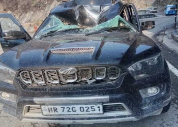 हादसा: तोताघाटी के पास हुआ हादसा, श्रद्धालुओं के वाहन के ऊपर गिरा बोल्डर, 4 लोग घायल..