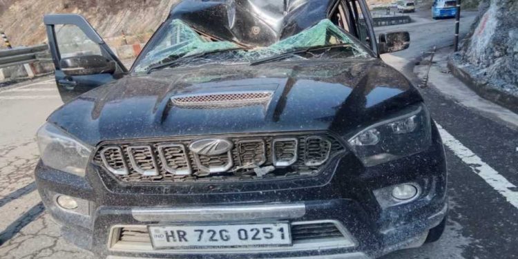 हादसा: तोताघाटी के पास हुआ हादसा, श्रद्धालुओं के वाहन के ऊपर गिरा बोल्डर, 4 लोग घायल..