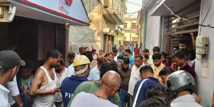 हादसा: यहां अचानक फटा गैस सिलेंडर, मची अफरा तफरी , 4 लोग झुलसे