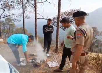 बड़ी खबर: हुक्का पीने के लिए जंगल की घास में आग लगाते धरे गए दिल्ली के पर्यटक, पुलिस ने हिदायत देकर छोड़ा..