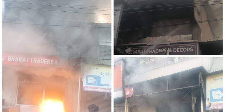 बड़ी खबर: यहां हैण्डलूम की दुकान में लगी भीषण आग, सामान हुआ जलकर खाक
