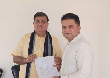 बड़ी खबर: पहाड़ों में पेयजल की समस्या को लेकर आगे आए वरिष्ठ पत्रकार नवल खली, भाजपा प्रदेश अध्यक्ष महेंद्र भट्ट को सौंपा ज्ञापन