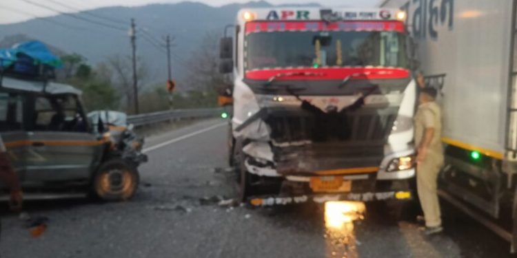 हादसा : यहां हुई ट्रोले व टैक्सी सूमो की आमने सामने की टक्कर, 10 यात्री घायल..