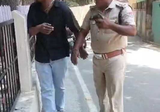 वायरल वीडियो: यहां पुलिस अधिकारी ने छात्र को जड़ा थप्पड़, हुए लाइन हाजिर, देखिए वीडियो..