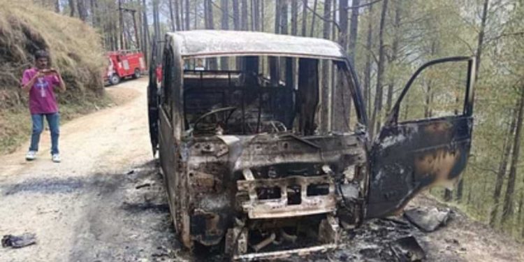 बड़ी खबर: यहां स्कूल वैन में लगी अचानक आग, ड्राइवर की सुझबुझ से बची 18 बच्चों की जान..