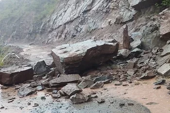 हादसा: यहां अचानक पहाड़ से गिरा पत्थर, पत्थर की चपेट में आकर व्यक्ति की मौत..