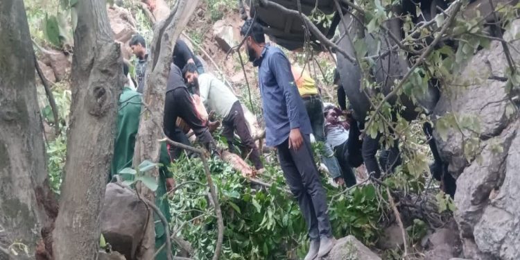 दुखद: जम्मू कश्मीर में श्रद्धालुओं से भरी बस पर आतंकी हमला, 10 श्रद्धालुओं की मौत, कांग्रेस ने ट्वीट कर NDA को घेरा 