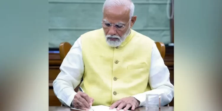 बिग ब्रेकिंग: शपथ के 16 घंटे बाद पीएम मोदी ने किया पहले इस फाइल पर किया साइन, 9.09 करोड़ को मिलेगा फायदा