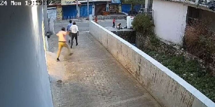 दर्दनाक हादसा: यहां नशे में धूत खंड विकास अधिकारी ने 3 को कुचला, हुई मौत