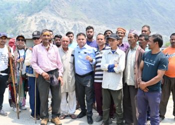 वीडियो: वरिष्ठ पत्रकार नवल खाली और ग्रामीणों ने ली अधिकारी की जमकर क्लास। वीडियो वायरल 