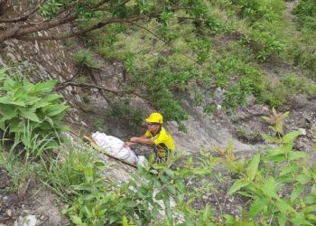 दुखद: यहां सेल्फी लेने के दौरान गहरी खाई में गिरी महिला, मौत ..