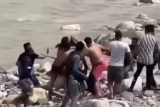 बड़ी खबर: ऋषिकेश गंगा किनारे बैठ कर पी रहे थे शराब, पुलिस सिखाई मर्यादा, 115 पर्यटकों के कटे चालान