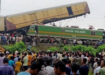 भीषण दुर्घटना: पटरी से उतरे कंचनजंगा एक्सप्रेस के 3 डब्बे, 15 की मौत 60 घायल, देखें वीडियो..