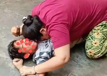 क्रूरता: यहां मां की ममता हुई शर्मसार, देखें वीडियो किस तरह मासूम को पीट रही है..