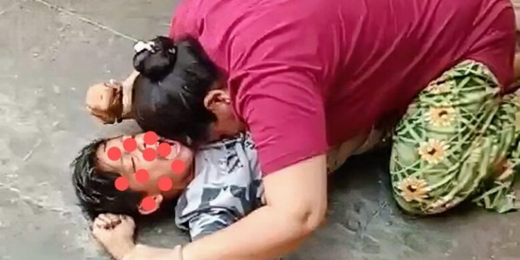 क्रूरता: यहां मां की ममता हुई शर्मसार, देखें वीडियो किस तरह मासूम को पीट रही है..