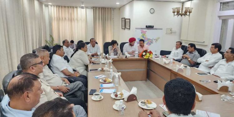 राजनीति: AICC के वॉर रूम में कांग्रेस विधानमंडल की बैठक, कई विषयों पर हुई चर्चा। पढ़ें….