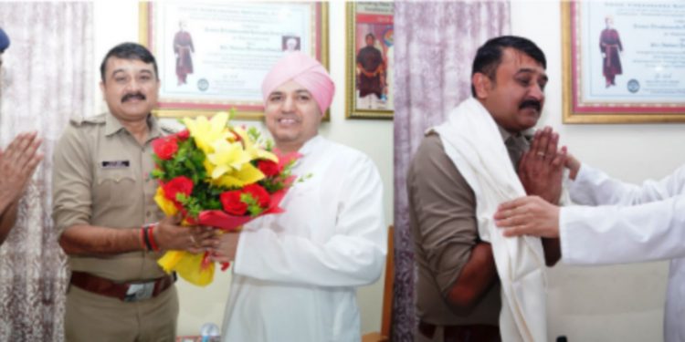 बड़ी खबर: वरिष्ठ पुलिस अधीक्षक और पुलिस अधीक्षक ने श्री दरबार साहिब में टेका मत्था