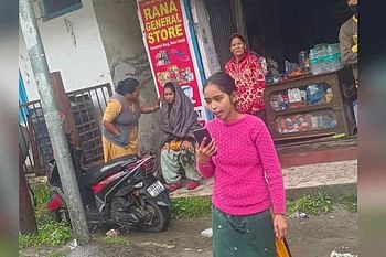 समय पर उपचार न मिलने पर गर्भवती महिला ने दुकान की गैलरी में दिया बच्ची को जन्म