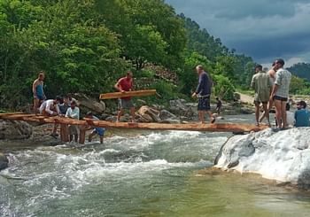 बड़ी खबर: प्रशासन की अनदेखी के बाद ग्रामीणों ने श्रमदान कर बनाई नदी पर पुलिया