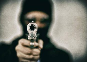 बड़ी खबर: पहाड़ की शांत वादियों में पत्नी को गोली मारकर पति फरार। पत्नी की मौत