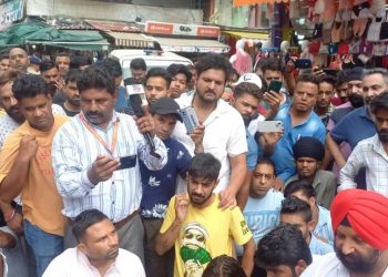 शर्मनाक : पलटन बाजार में सैंडल खरीदने गई छात्रा के साथ युवक ने की अश्लील हरगत,व्यापारियों ने किया पूरा बाजार बंद