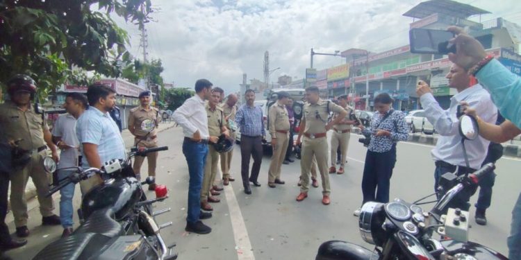 सराहनीय पहल : DM और SSP ने मोटरसाइकिल से किया शहर का निरीक्षण