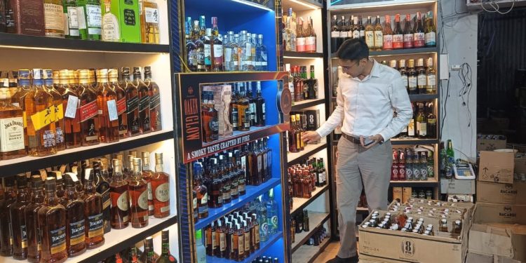 बिग ब्रेकिंग : ओवर रेटिंग को लेकर जिलाधिकारी ने की छापेमारी