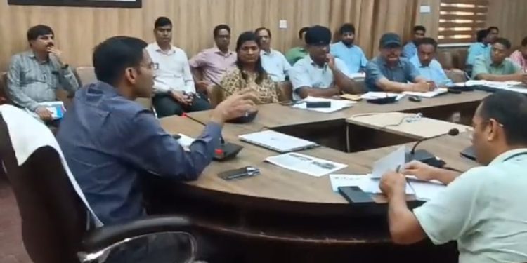 जब तक खुदी सड़के दुरूस्त नहीं करते, तब-तक किसी कार्यदायी संस्था को नए खुदान की अनुमति नहीः डीएम