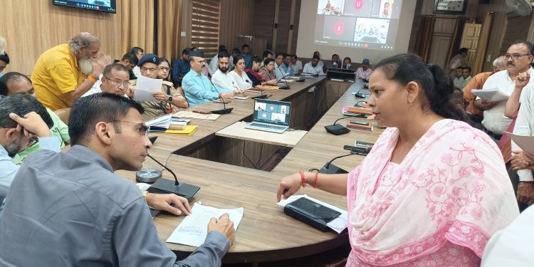 बड़ी खबर : हम सभी हैं जनता के सेवक,शिकायतों और समस्याओं का निस्तारण करना ही है हमारा कर्तव्य-जिलाधिकारी