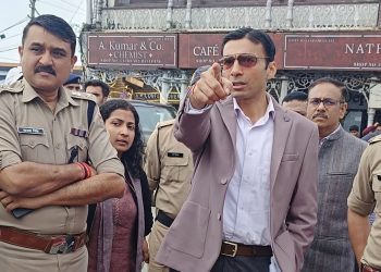 बिग ब्रेकिंग : मसूरी की व्यवस्था सुधारने सड़क पर उतरे डीएम सविन बंसल