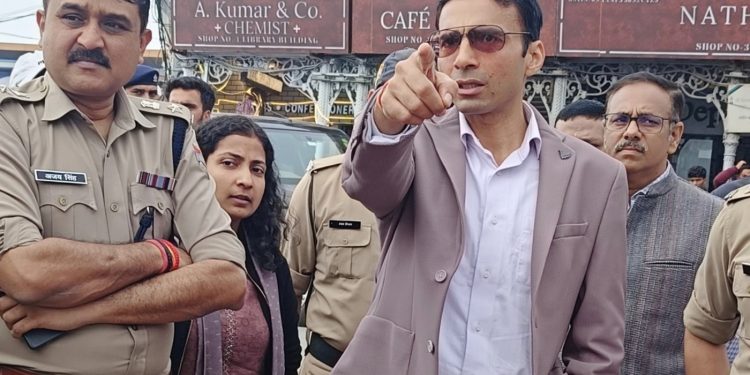 बिग ब्रेकिंग : मसूरी की व्यवस्था सुधारने सड़क पर उतरे डीएम सविन बंसल