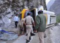 बड़ी खबर : पहाड़ी से टकराकर पलटी बस, 12 लोग घायल