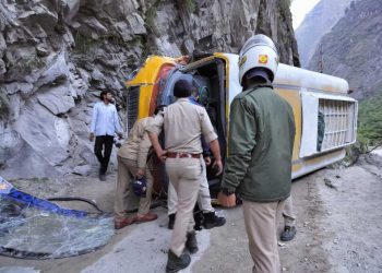 बड़ी खबर : पहाड़ी से टकराकर पलटी बस, 12 लोग घायल