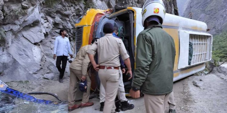 बड़ी खबर : पहाड़ी से टकराकर पलटी बस, 12 लोग घायल