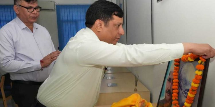 महानिदेशक सूचना बंशीधर तिवारी ने राष्ट्रपिता महात्मा गांधी एवं लाल बहादुर शास्त्री की जयंती पर श्रद्धा सुमन अर्पित कर दी श्रद्धांजलि