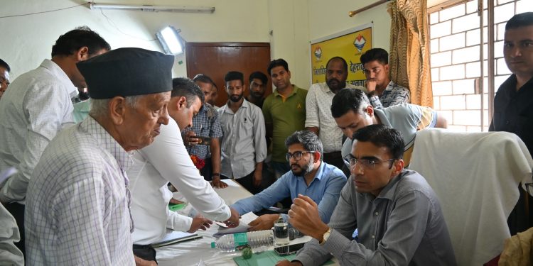 जनसेवक कार्य जनता की समस्या का निस्तारण करना, अपने दायित्वों को समझे अधिकारीः डीएम