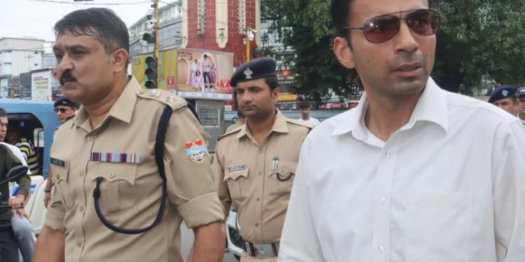 बाजार में व्यापारियों महिलाओं, आगन्तुकों की सुरक्षा की दृष्टिगत डीएम ने निरीक्षण के दौरान दिए थे सीसीटीवी कैमरे स्थापित करने के निर्देश