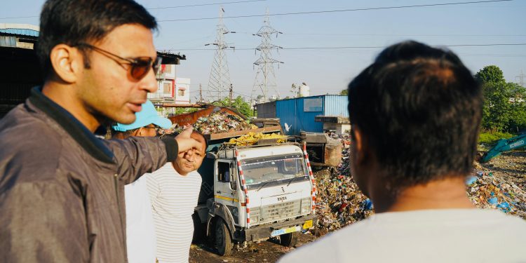 बड़ी खबर : 6 बजे गार्बेज प्वाइंट एवं वर्कशॉप पर पंहुचे डीएम, 32 वाहन नहीं हो पाए थे, डोर टू डोर कूड़ा उठान के लिए रवाना। कंपनी पर लगाया लाखों का जुर्माना