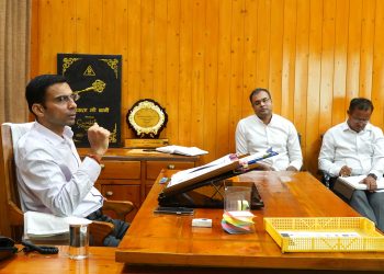 जनमानस को नही रख सकते अंधेरे में, अभियान चलाकर स्ट्रीट लाइटों को ठीक करें हमारी 35 टीम, नही होगी लाईट/ उपकरण की कमीः डीएम