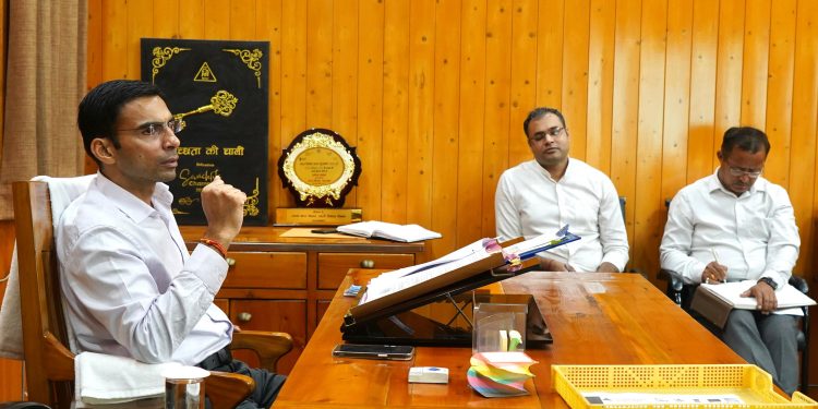 जनमानस को नही रख सकते अंधेरे में, अभियान चलाकर स्ट्रीट लाइटों को ठीक करें हमारी 35 टीम, नही होगी लाईट/ उपकरण की कमीः डीएम