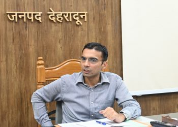 स्ट्रीट लाईटों से जुड़ी शिकायतों पर डीएम सख्त: अब तक लगभग 6 हजार लाइट की जा चुकी हैं, ठीक