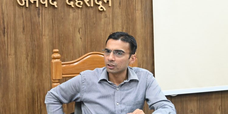 स्ट्रीट लाईटों से जुड़ी शिकायतों पर डीएम सख्त: अब तक लगभग 6 हजार लाइट की जा चुकी हैं, ठीक