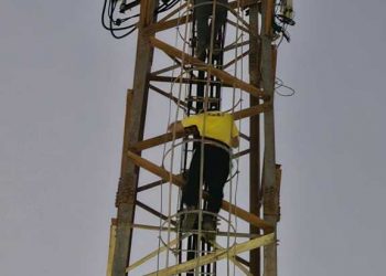 बड़ी खबर : यूवकों ने बीएसएनएल के टावर पर चढ़कर दी आत्महत्या की धमकी ,मुकदमा दर्ज