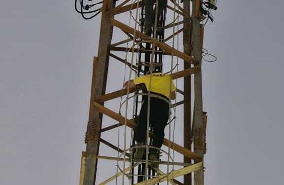 बड़ी खबर : यूवकों ने बीएसएनएल के टावर पर चढ़कर दी आत्महत्या की धमकी ,मुकदमा दर्ज